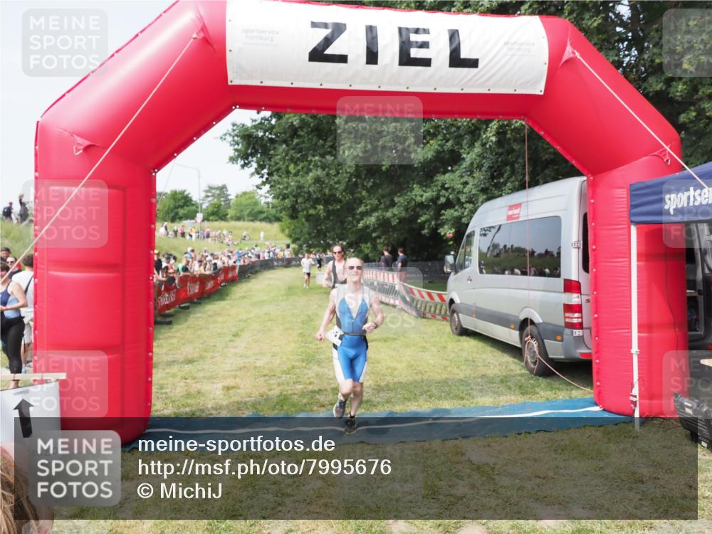 21.06.2025 - 27. Vierlanden-Triathlon MichiJ http://msf.ph/oto/7995676 15.06.2026 11:19:24 Ziel 400, 401, 613 meine-sportfotos.de