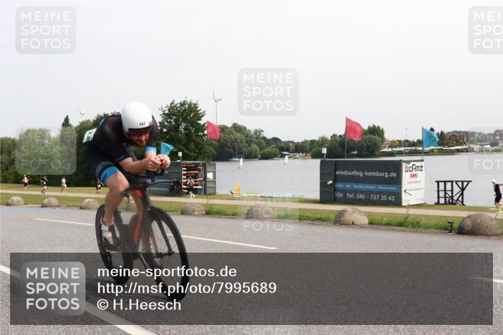 15.06.2025 - 27. Vierlanden-Triathlon H.Heesch http://msf.ph/oto/7995689 15.06.2025 11:27:53 Radfahren 757, 771, 826 meine-sportfotos.de