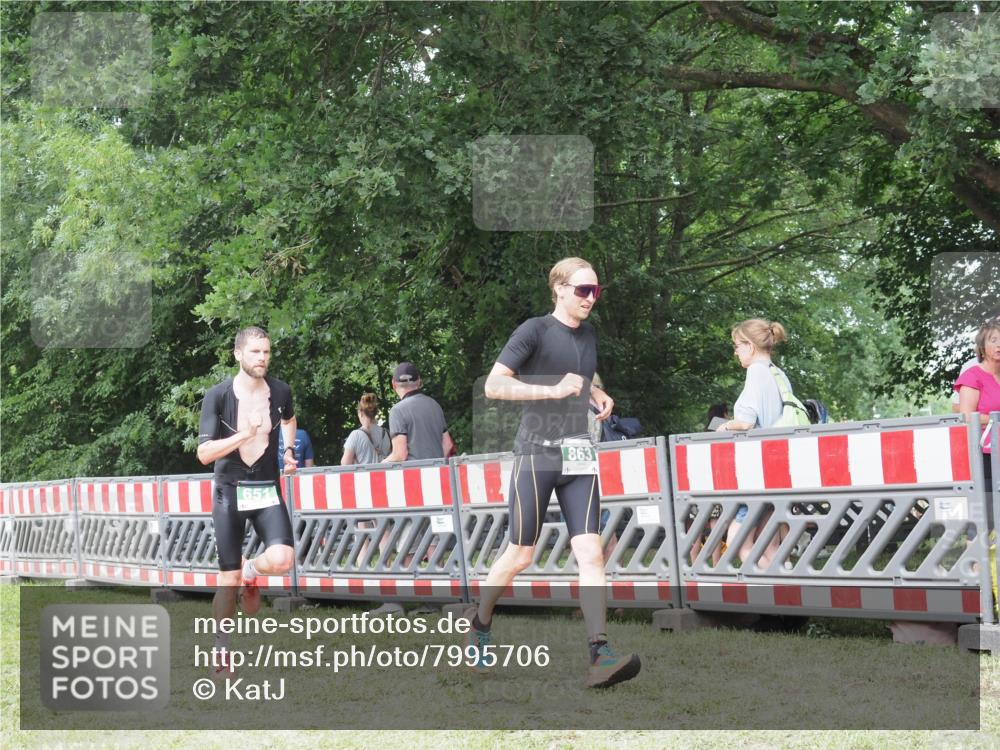 21.06.2025 - 27. Vierlanden-Triathlon KatJ http://msf.ph/oto/7995706 15.06.2025 12:47:43 Ziel 651, 863 meine-sportfotos.de