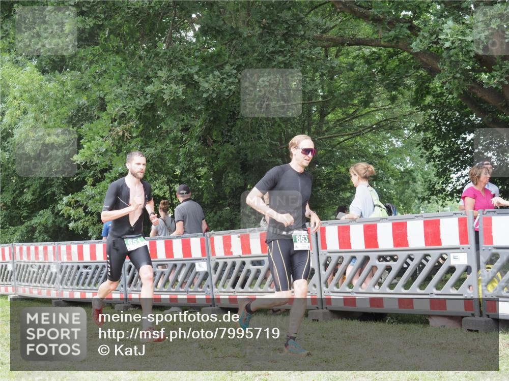 21.06.2025 - 27. Vierlanden-Triathlon KatJ http://msf.ph/oto/7995719 15.06.2025 12:47:43 Ziel 651, 863 meine-sportfotos.de