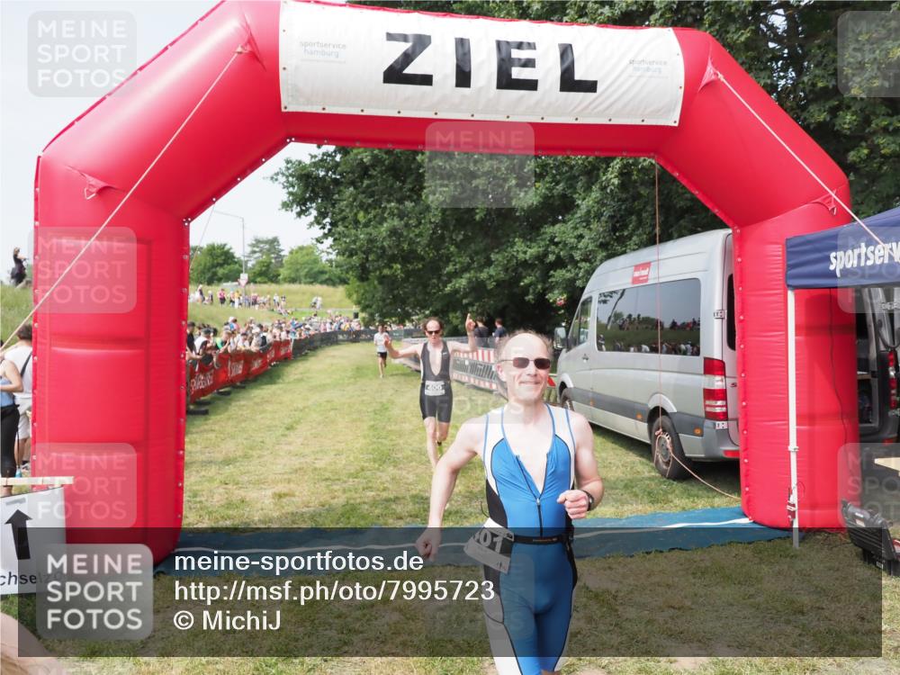 21.06.2025 - 27. Vierlanden-Triathlon MichiJ http://msf.ph/oto/7995723 15.06.2026 11:19:25 Ziel 400, 401 meine-sportfotos.de