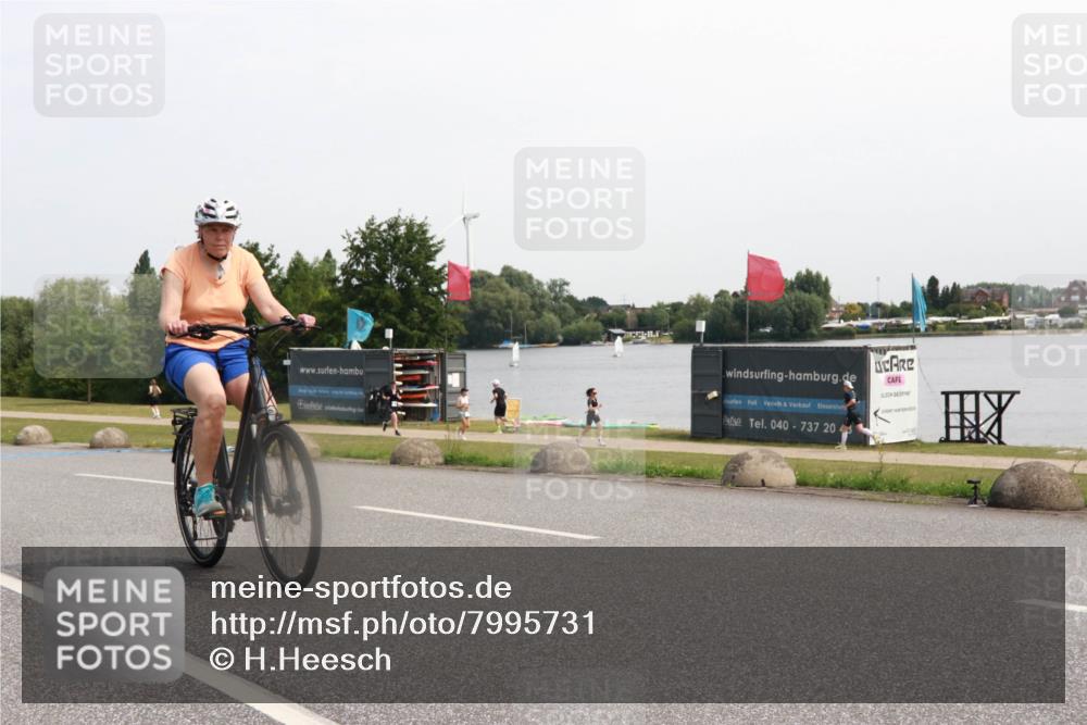 15.06.2025 - 27. Vierlanden-Triathlon H.Heesch http://msf.ph/oto/7995731 15.06.2025 11:27:59 Radfahren 498, 757, 826 meine-sportfotos.de