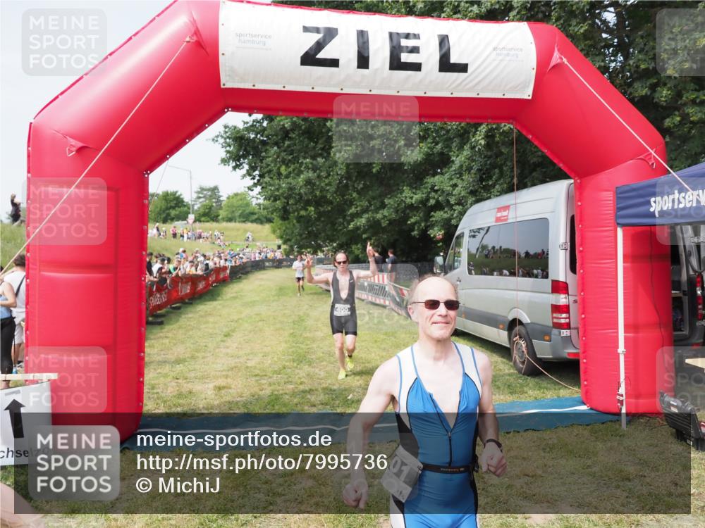 21.06.2025 - 27. Vierlanden-Triathlon MichiJ http://msf.ph/oto/7995736 15.06.2026 11:19:25 Ziel 400, 401 meine-sportfotos.de