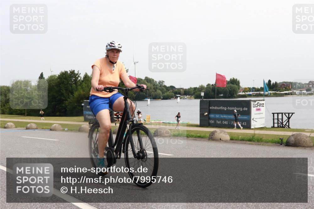 15.06.2025 - 27. Vierlanden-Triathlon H.Heesch http://msf.ph/oto/7995746 15.06.2025 11:27:59 Radfahren 498, 757, 826 meine-sportfotos.de