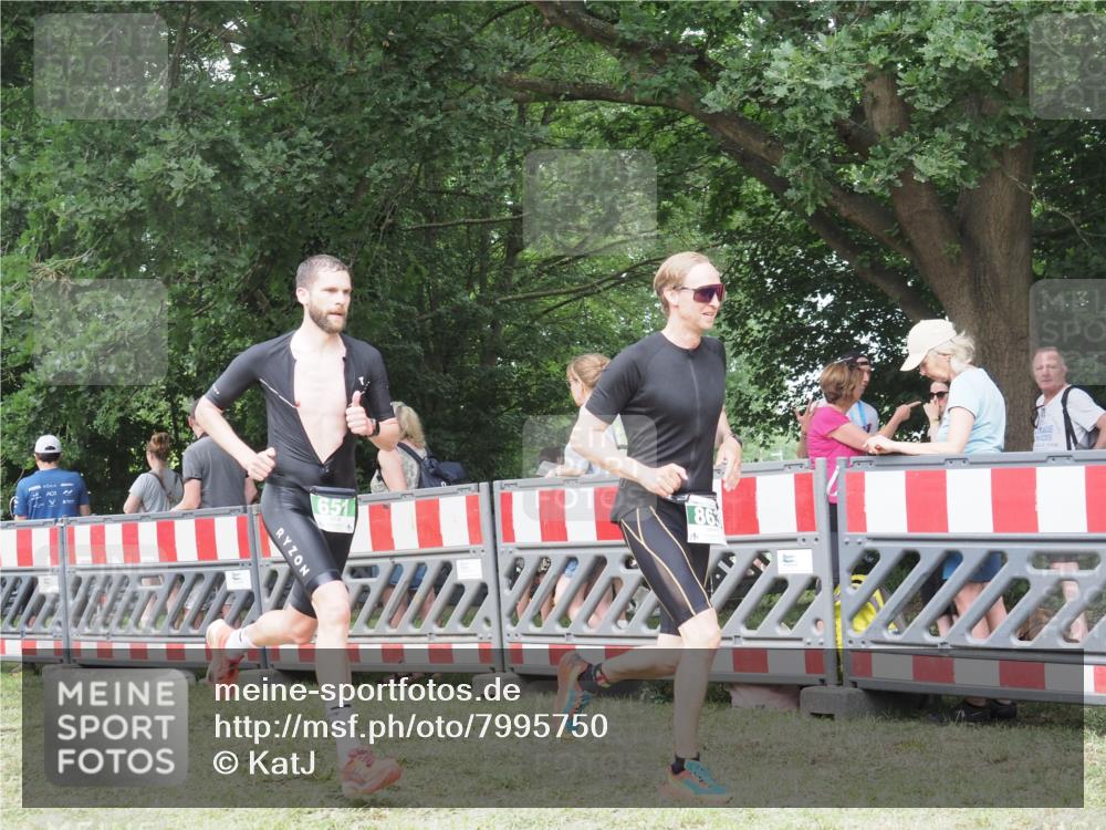 21.06.2025 - 27. Vierlanden-Triathlon KatJ http://msf.ph/oto/7995750 15.06.2025 12:47:44 Ziel 651, 863 meine-sportfotos.de