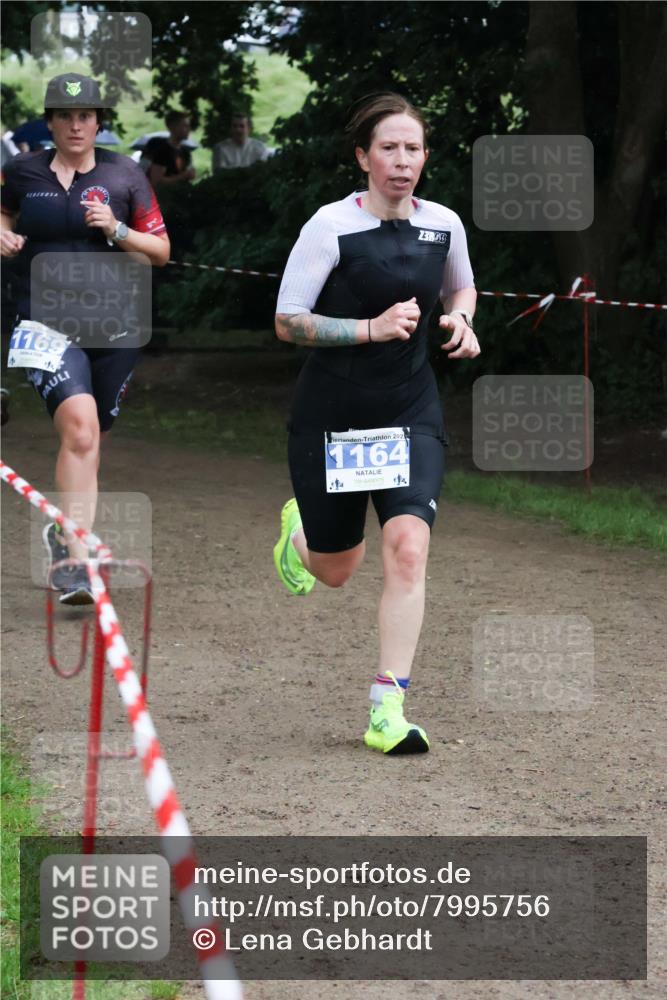 21.06.2025 - 27. Vierlanden-Triathlon Lena Gebhardt http://msf.ph/oto/7995756 15.06.2025 13:51:40 Laufen 1169, 202, 1164, 3 meine-sportfotos.de