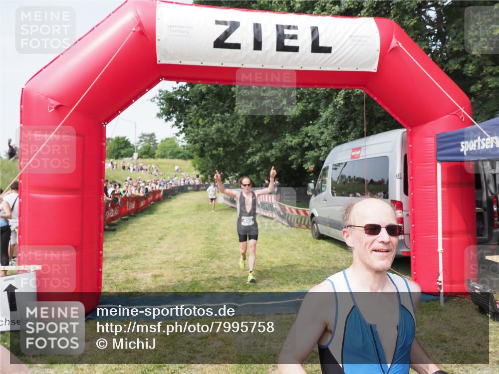 21.06.2025 - 27. Vierlanden-Triathlon MichiJ http://msf.ph/oto/7995758 15.06.2026 11:19:25 Ziel 400, 401 meine-sportfotos.de
