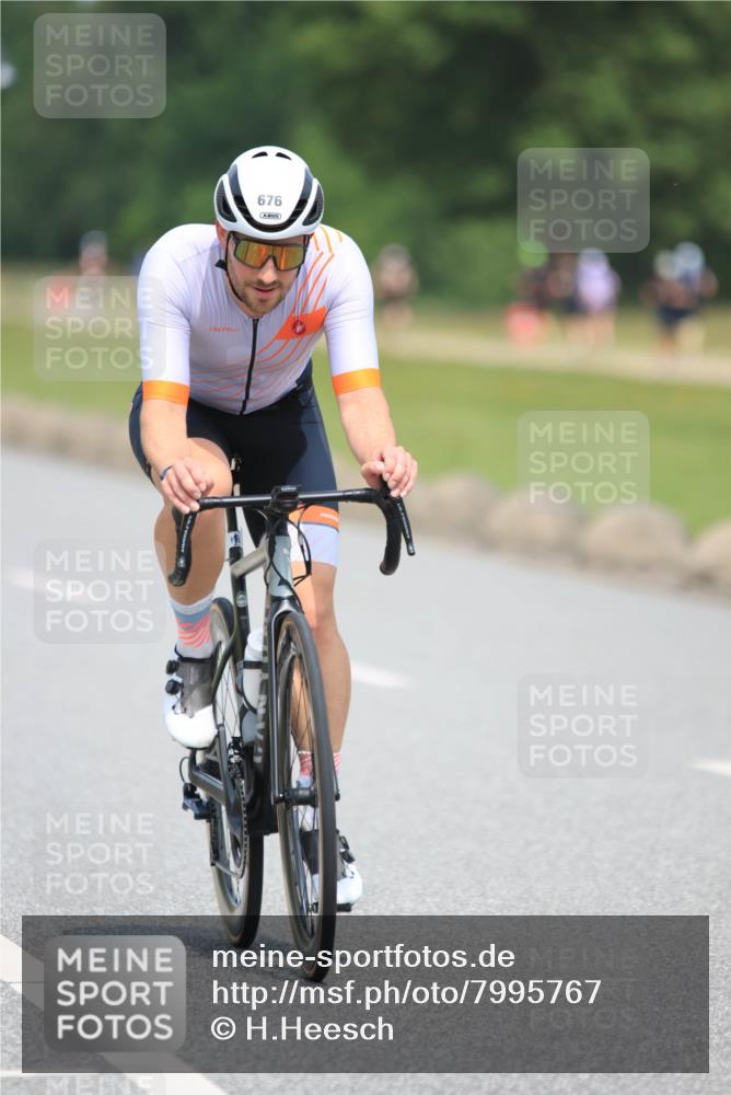 21.06.2025 - 27. Vierlanden-Triathlon H.Heesch http://msf.ph/oto/7995767 15.06.2025 12:06:07 Radfahren 205, 676, 890 meine-sportfotos.de