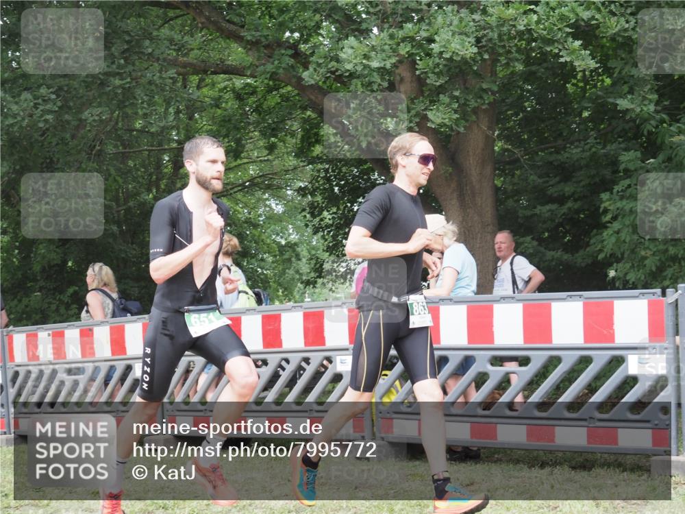 21.06.2025 - 27. Vierlanden-Triathlon KatJ http://msf.ph/oto/7995772 15.06.2025 12:47:44 Ziel 651, 863 meine-sportfotos.de