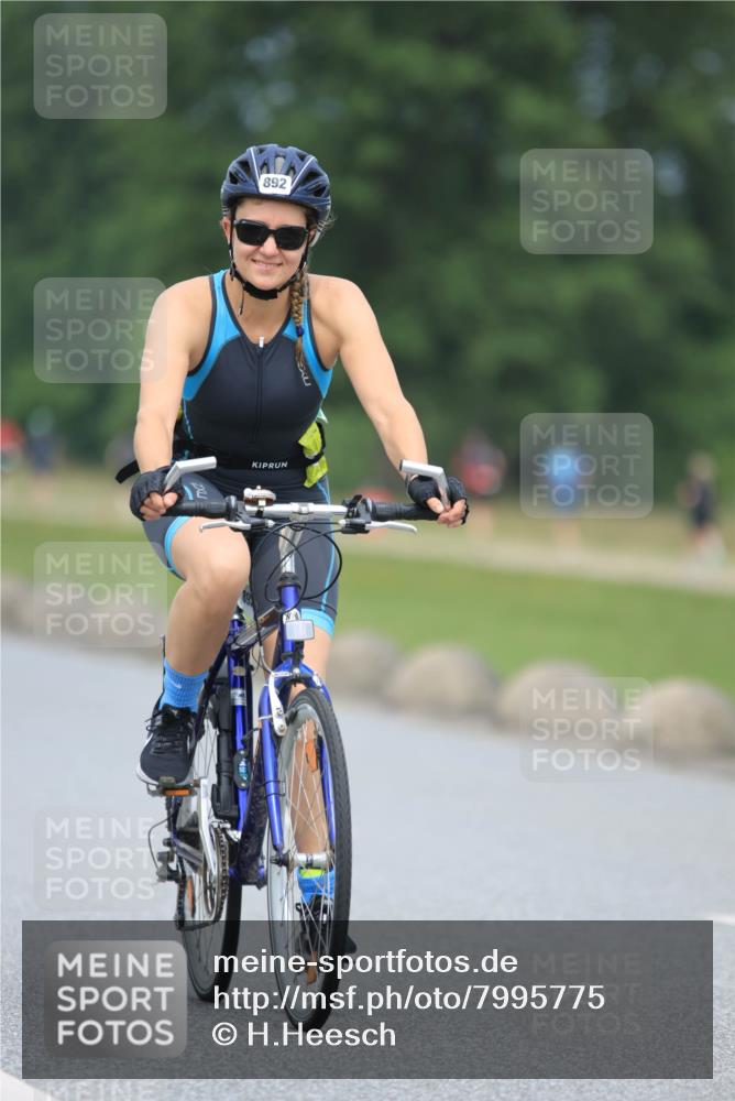 21.06.2025 - 27. Vierlanden-Triathlon H.Heesch http://msf.ph/oto/7995775 15.06.2025 12:18:32 Radfahren 781, 892 meine-sportfotos.de