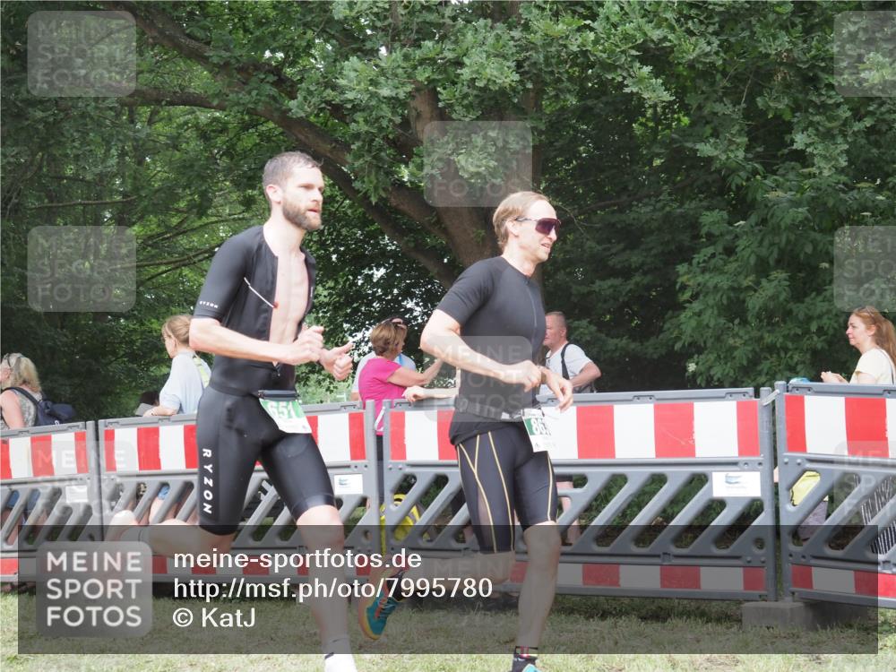 21.06.2025 - 27. Vierlanden-Triathlon KatJ http://msf.ph/oto/7995780 15.06.2025 12:47:44 Ziel 651, 863 meine-sportfotos.de