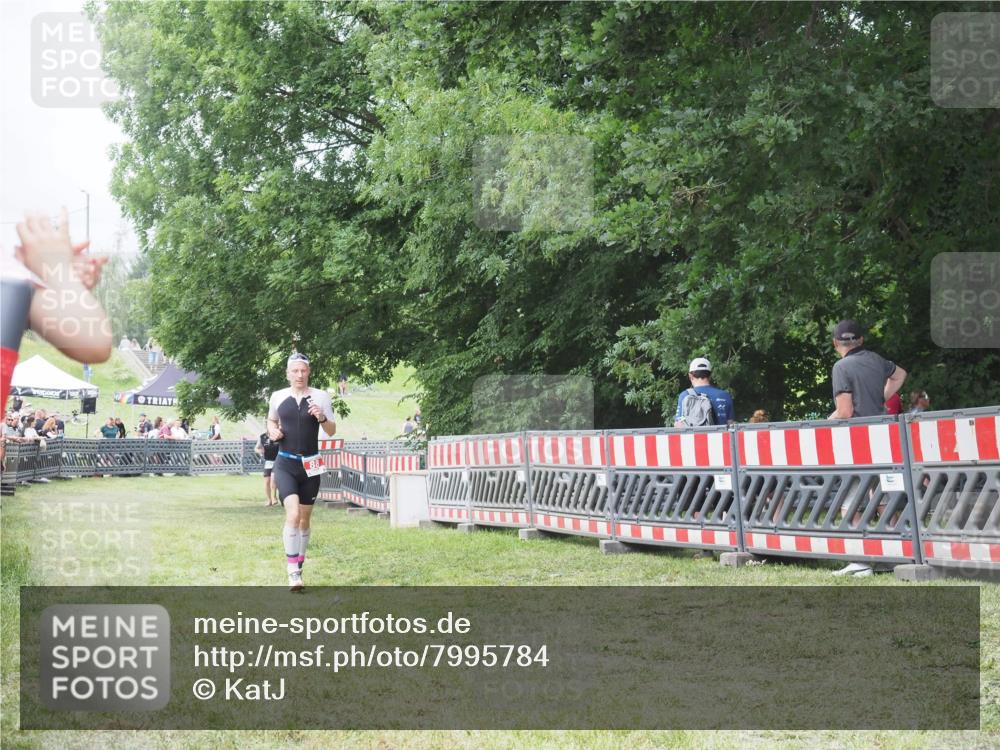 21.06.2025 - 27. Vierlanden-Triathlon KatJ http://msf.ph/oto/7995784 15.06.2025 12:48:35 Ziel  meine-sportfotos.de