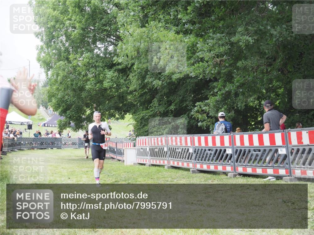 21.06.2025 - 27. Vierlanden-Triathlon KatJ http://msf.ph/oto/7995791 15.06.2025 12:48:35 Ziel  meine-sportfotos.de