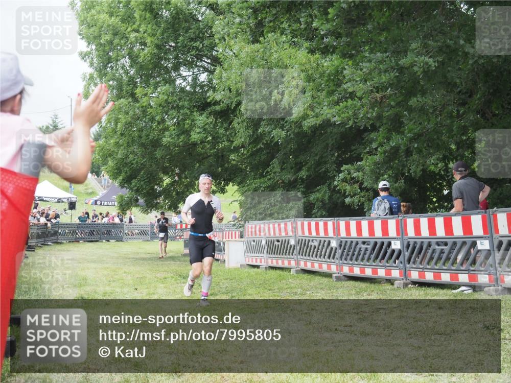 21.06.2025 - 27. Vierlanden-Triathlon KatJ http://msf.ph/oto/7995805 15.06.2025 12:48:35 Ziel  meine-sportfotos.de