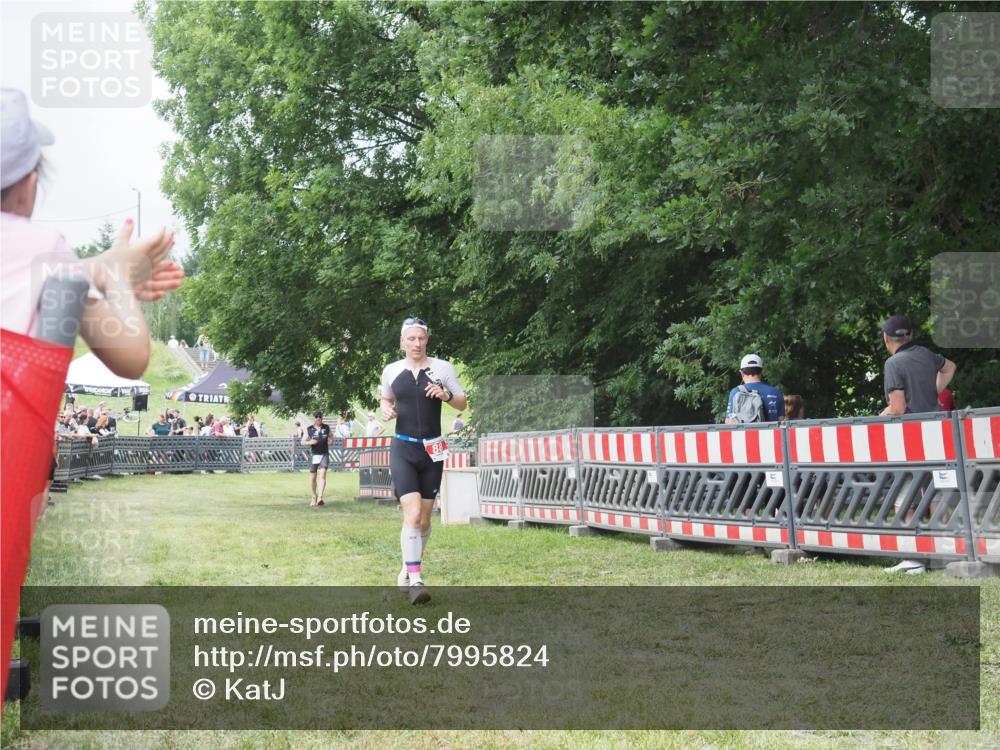 21.06.2025 - 27. Vierlanden-Triathlon KatJ http://msf.ph/oto/7995824 15.06.2025 12:48:35 Ziel  meine-sportfotos.de
