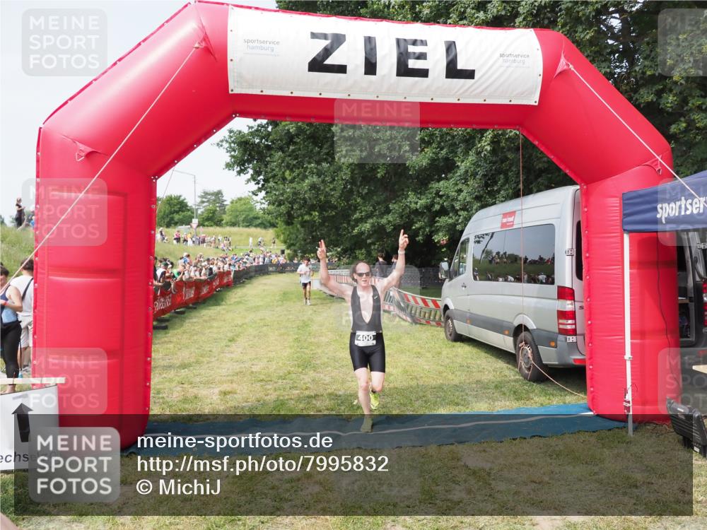 21.06.2025 - 27. Vierlanden-Triathlon MichiJ http://msf.ph/oto/7995832 15.06.2026 11:19:26 Ziel 400, 401 meine-sportfotos.de