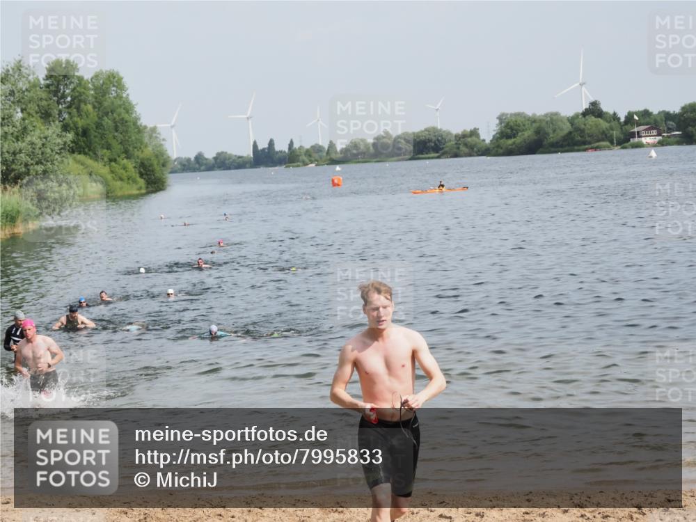 21.06.2025 - 27. Vierlanden-Triathlon MichiJ http://msf.ph/oto/7995833 15.06.2026 09:57:21 Schwimmen 293, 296, 324, 343 meine-sportfotos.de