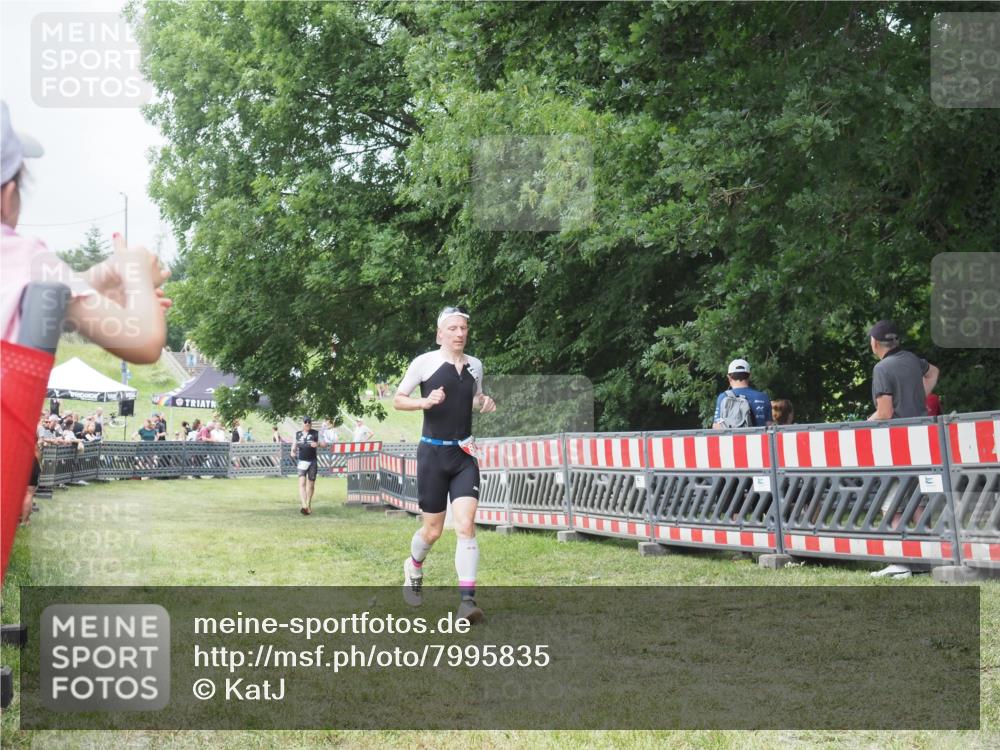 21.06.2025 - 27. Vierlanden-Triathlon KatJ http://msf.ph/oto/7995835 15.06.2025 12:48:36 Ziel  meine-sportfotos.de