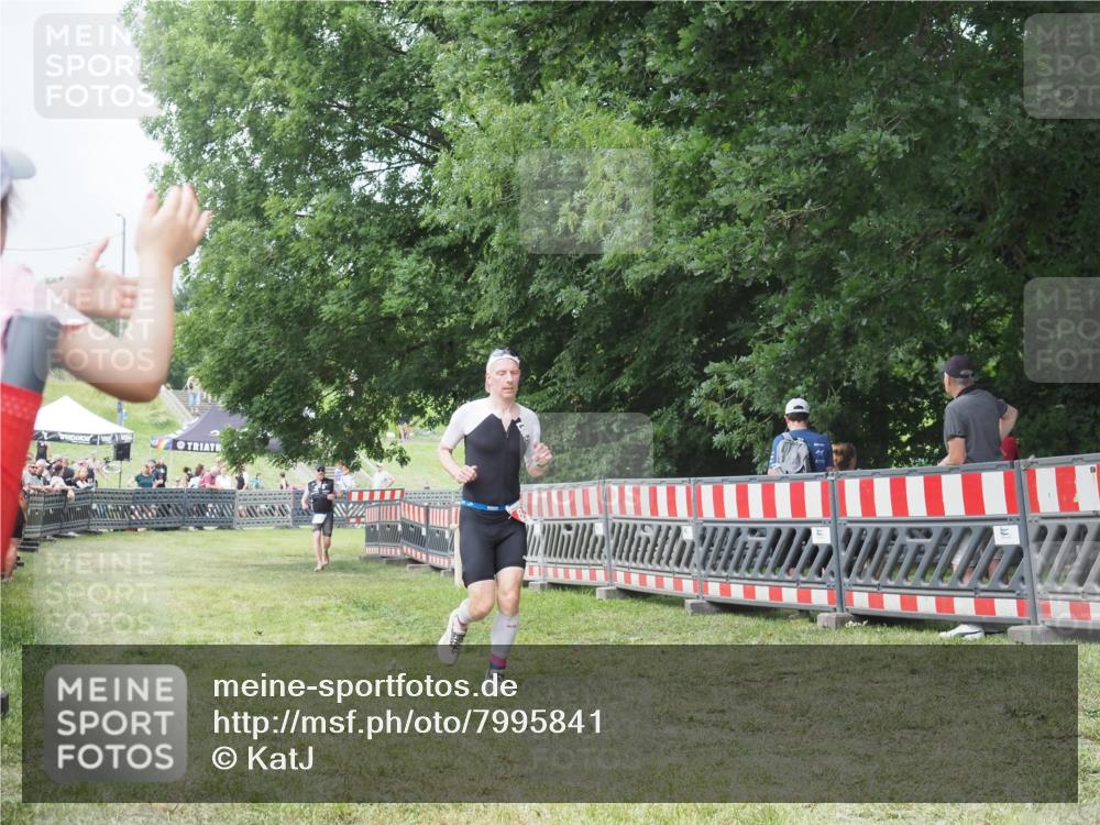 21.06.2025 - 27. Vierlanden-Triathlon KatJ http://msf.ph/oto/7995841 15.06.2025 12:48:36 Ziel  meine-sportfotos.de