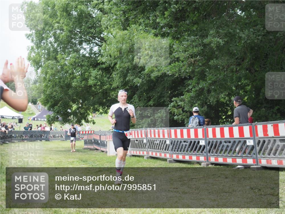 21.06.2025 - 27. Vierlanden-Triathlon KatJ http://msf.ph/oto/7995851 15.06.2025 12:48:36 Ziel  meine-sportfotos.de