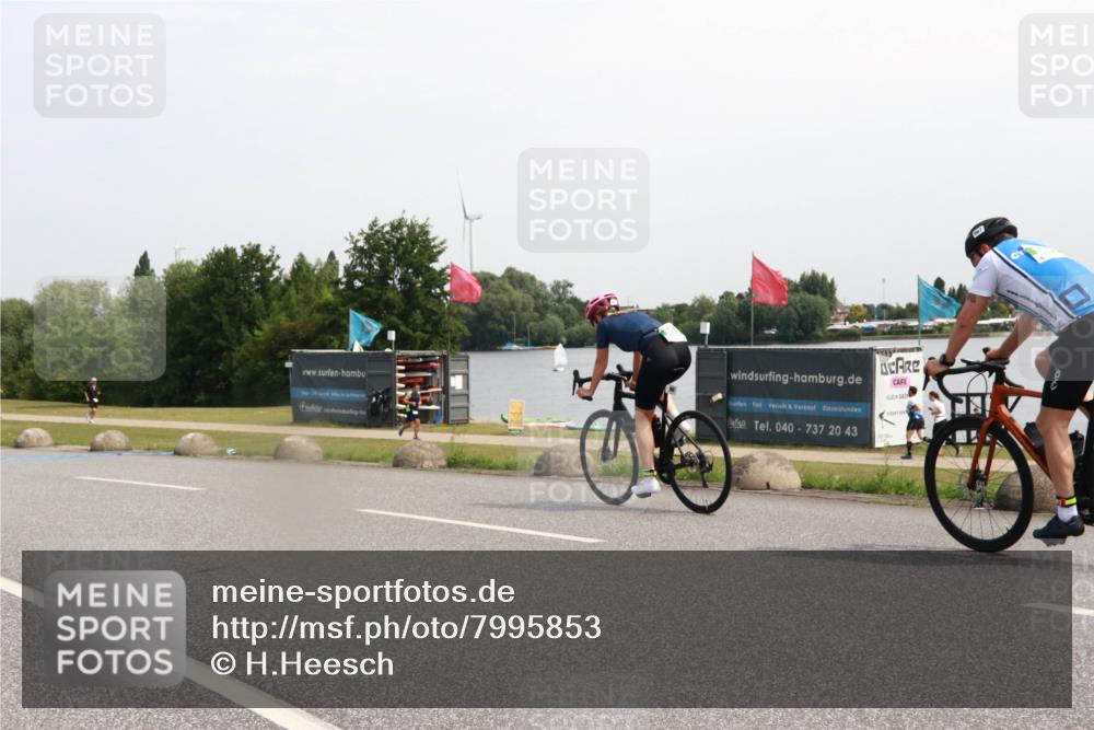 15.06.2025 - 27. Vierlanden-Triathlon H.Heesch http://msf.ph/oto/7995853 15.06.2025 11:28:37 Radfahren 925, 965 meine-sportfotos.de