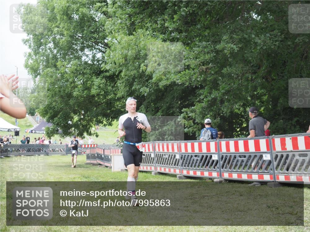 21.06.2025 - 27. Vierlanden-Triathlon KatJ http://msf.ph/oto/7995863 15.06.2025 12:48:36 Ziel  meine-sportfotos.de
