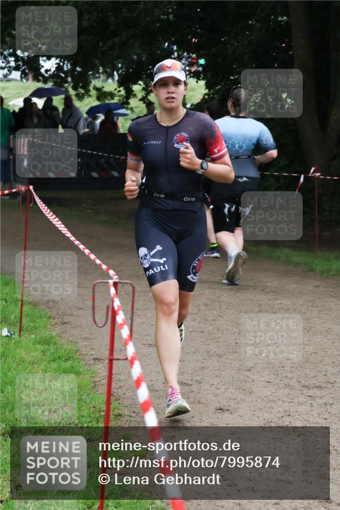 21.06.2025 - 27. Vierlanden-Triathlon Lena Gebhardt http://msf.ph/oto/7995874 15.06.2025 13:52:01 Laufen  meine-sportfotos.de