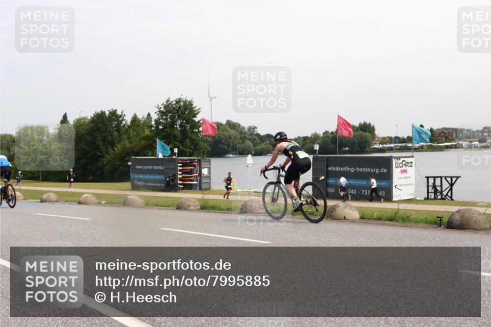 15.06.2025 - 27. Vierlanden-Triathlon H.Heesch http://msf.ph/oto/7995885 15.06.2025 11:28:39 Radfahren 925, 942, 965, 967 meine-sportfotos.de