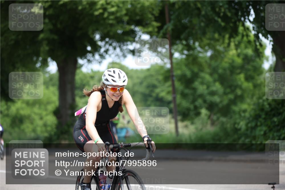 15.06.2025 - 7 Türme Triathlon Yannick Fuchs http://msf.ph/oto/7995896 15.06.2025 12:14:32 Radfahren 318, 475, 571 meine-sportfotos.de