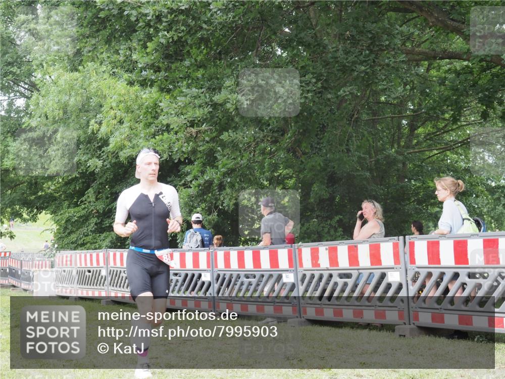 21.06.2025 - 27. Vierlanden-Triathlon KatJ http://msf.ph/oto/7995903 15.06.2025 12:48:37 Ziel  meine-sportfotos.de