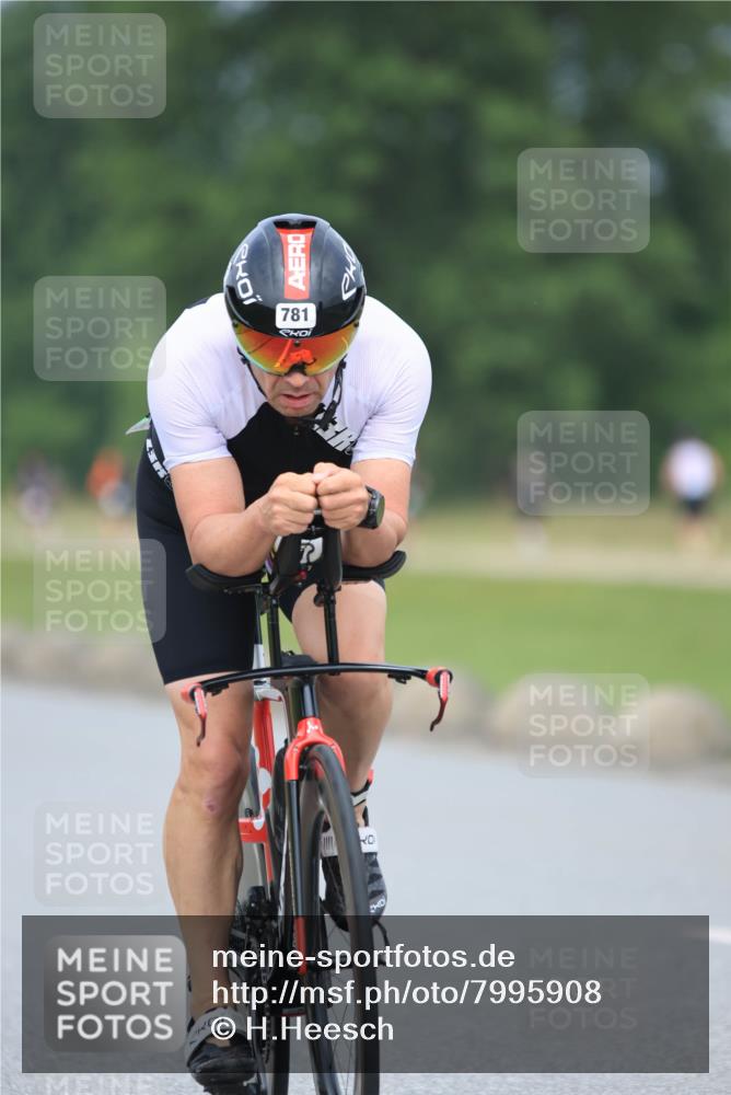 21.06.2025 - 27. Vierlanden-Triathlon H.Heesch http://msf.ph/oto/7995908 15.06.2025 12:18:36 Radfahren 781, 892 meine-sportfotos.de