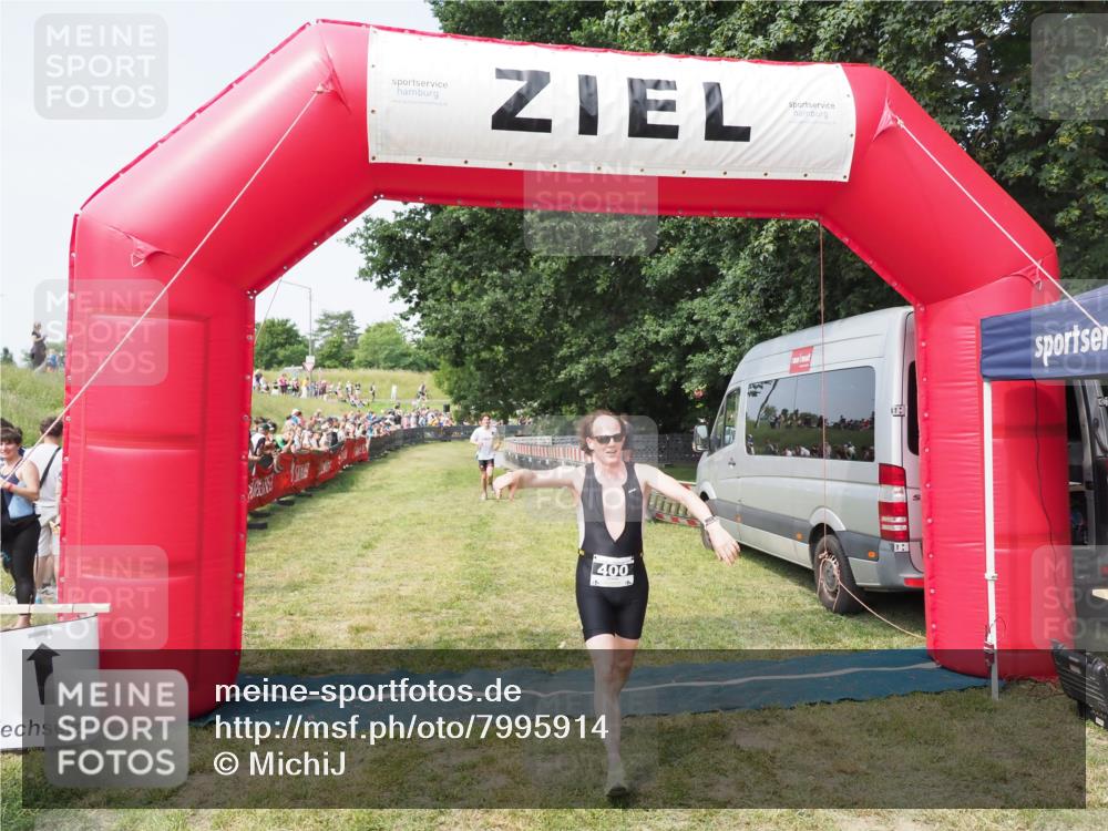 21.06.2025 - 27. Vierlanden-Triathlon MichiJ http://msf.ph/oto/7995914 15.06.2026 11:19:26 Ziel 400, 401 meine-sportfotos.de