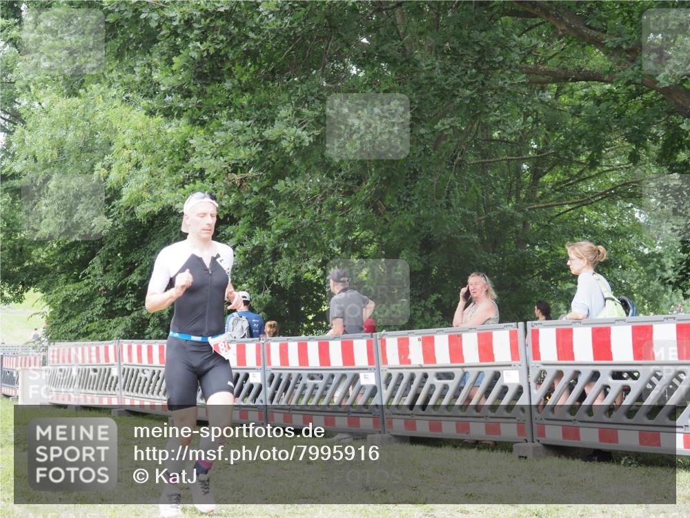 21.06.2025 - 27. Vierlanden-Triathlon KatJ http://msf.ph/oto/7995916 15.06.2025 12:48:37 Ziel  meine-sportfotos.de