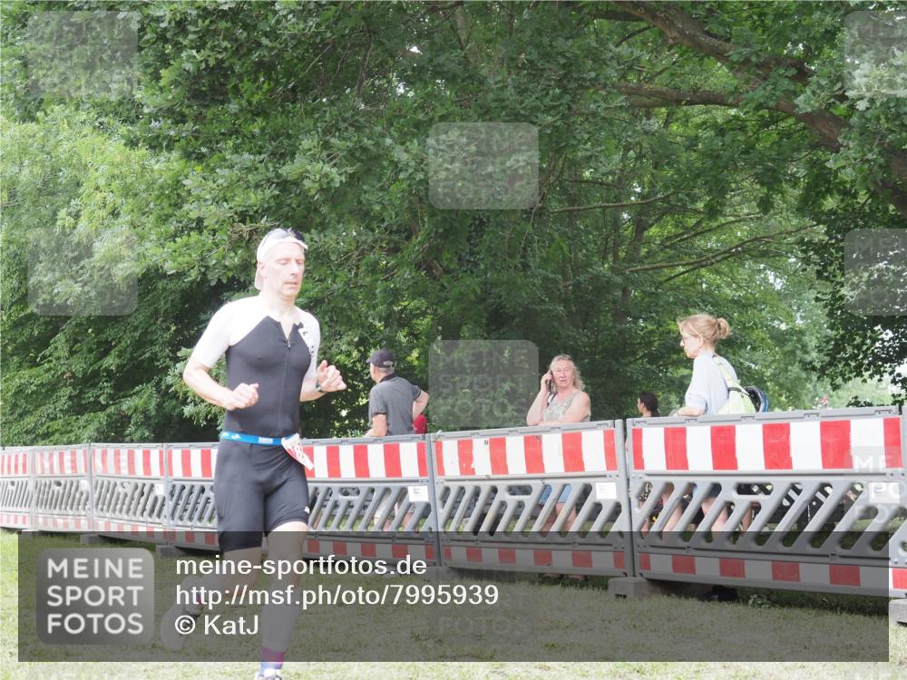 21.06.2025 - 27. Vierlanden-Triathlon KatJ http://msf.ph/oto/7995939 15.06.2025 12:48:37 Ziel  meine-sportfotos.de