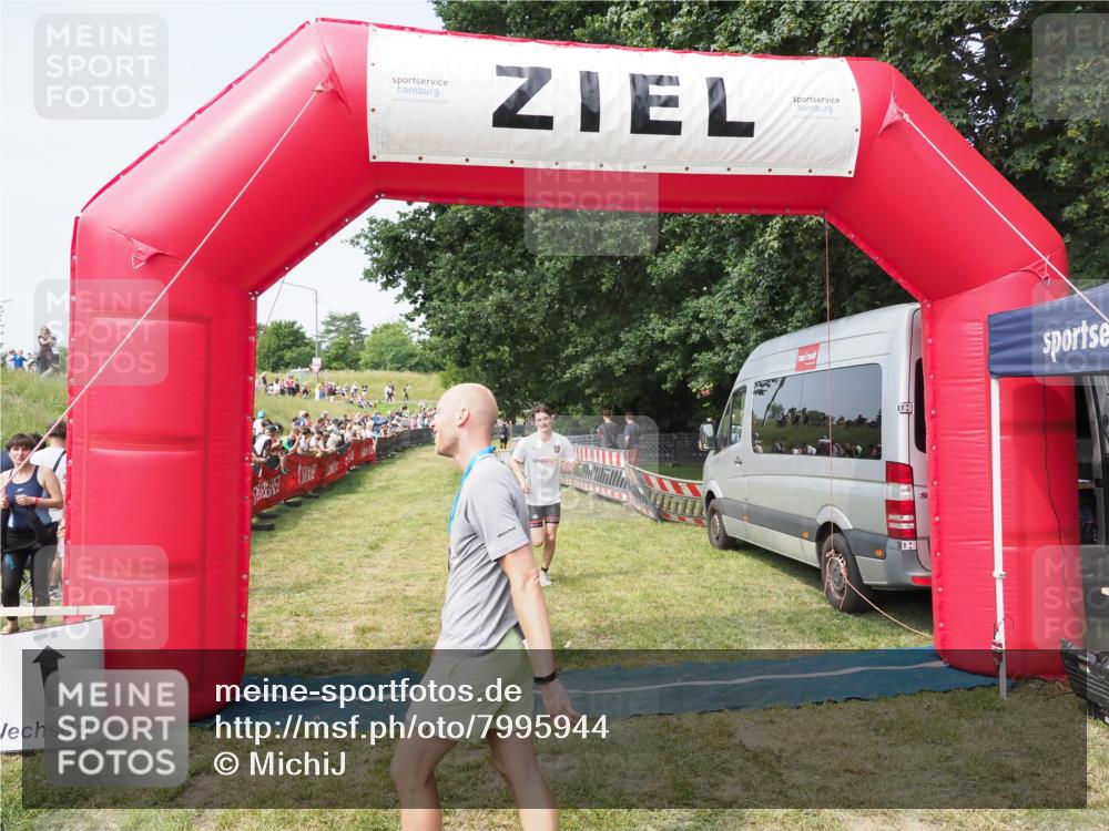21.06.2025 - 27. Vierlanden-Triathlon MichiJ http://msf.ph/oto/7995944 15.06.2026 11:19:28 Ziel 400, 401 meine-sportfotos.de