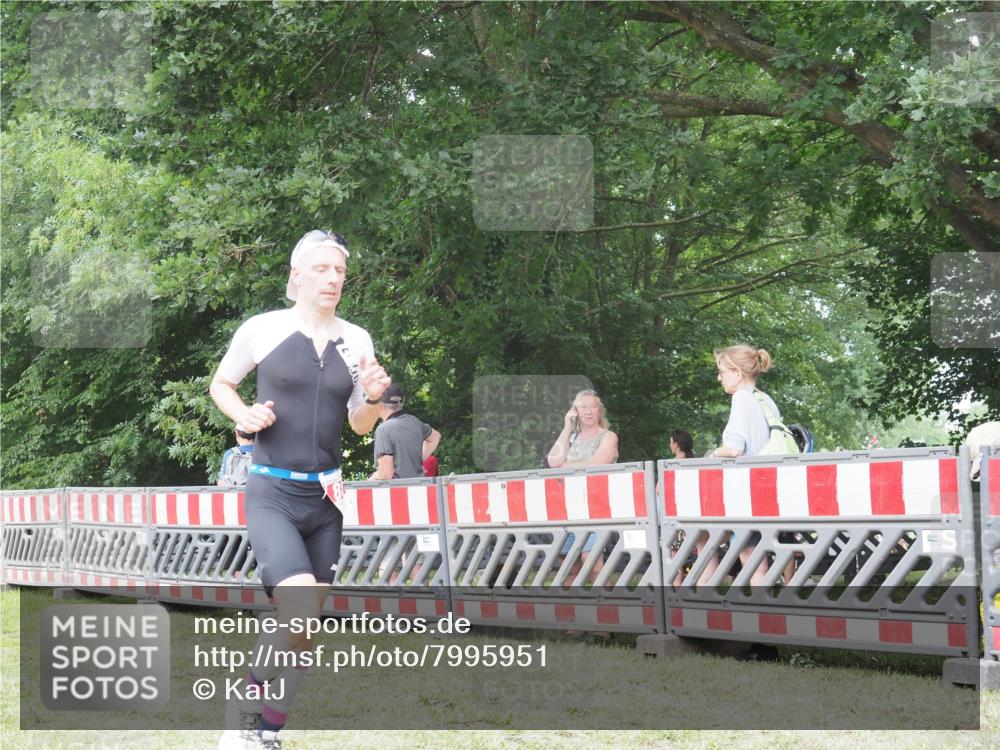 21.06.2025 - 27. Vierlanden-Triathlon KatJ http://msf.ph/oto/7995951 15.06.2025 12:48:37 Ziel  meine-sportfotos.de