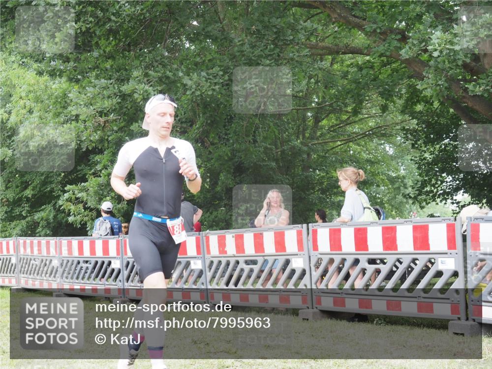 21.06.2025 - 27. Vierlanden-Triathlon KatJ http://msf.ph/oto/7995963 15.06.2025 12:48:38 Ziel  meine-sportfotos.de