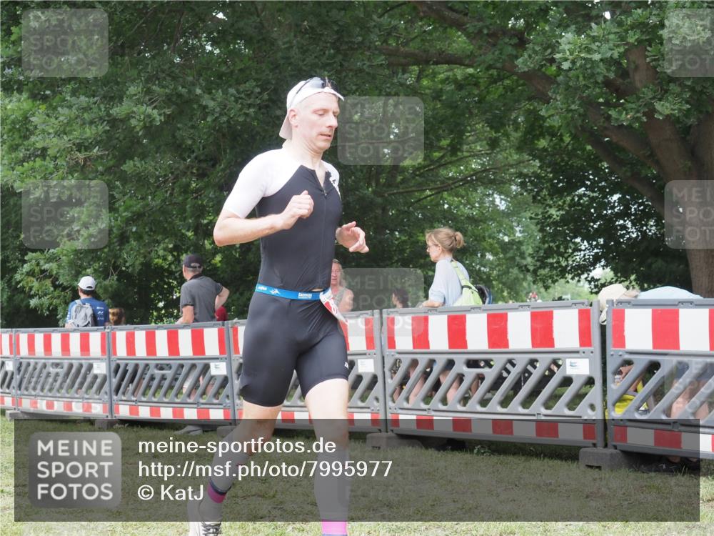 21.06.2025 - 27. Vierlanden-Triathlon KatJ http://msf.ph/oto/7995977 15.06.2025 12:48:38 Ziel  meine-sportfotos.de