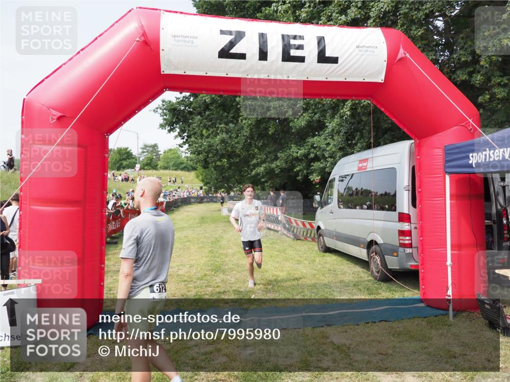 21.06.2025 - 27. Vierlanden-Triathlon MichiJ http://msf.ph/oto/7995980 15.06.2026 11:19:29 Ziel 400, 401 meine-sportfotos.de