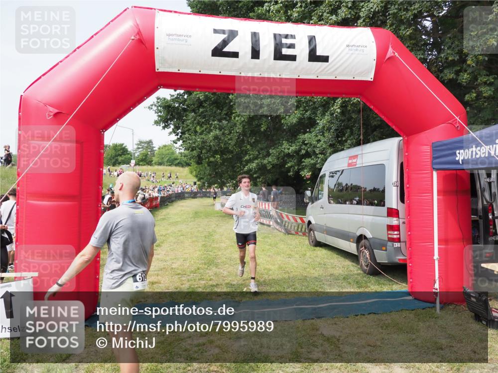 21.06.2025 - 27. Vierlanden-Triathlon MichiJ http://msf.ph/oto/7995989 15.06.2026 11:19:29 Ziel 400, 401 meine-sportfotos.de