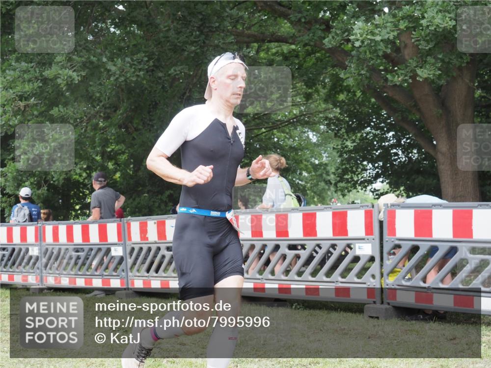 21.06.2025 - 27. Vierlanden-Triathlon KatJ http://msf.ph/oto/7995996 15.06.2025 12:48:38 Ziel  meine-sportfotos.de