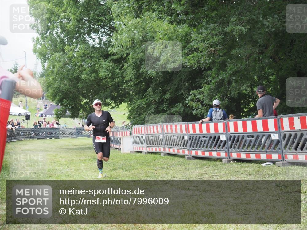 21.06.2025 - 27. Vierlanden-Triathlon KatJ http://msf.ph/oto/7996009 15.06.2025 12:49:01 Ziel 4 meine-sportfotos.de