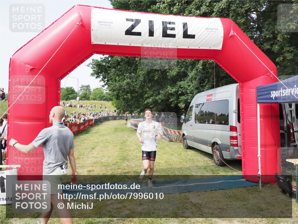 21.06.2025 - 27. Vierlanden-Triathlon MichiJ http://msf.ph/oto/7996010 15.06.2026 11:19:29 Ziel 400, 401 meine-sportfotos.de