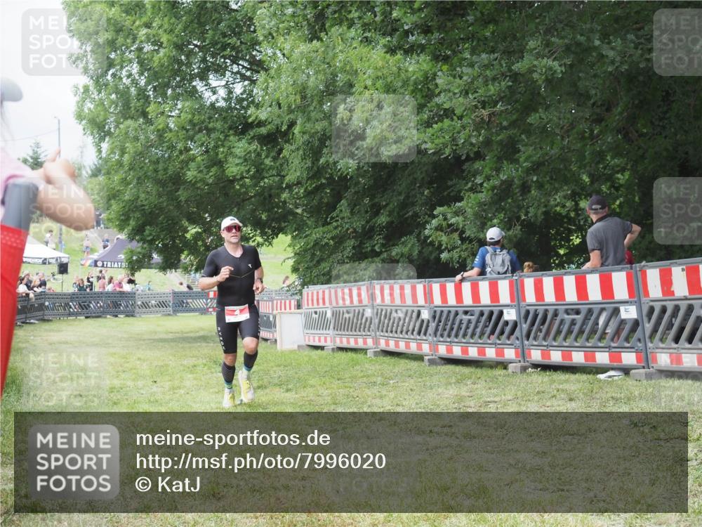21.06.2025 - 27. Vierlanden-Triathlon KatJ http://msf.ph/oto/7996020 15.06.2025 12:49:01 Ziel 4 meine-sportfotos.de