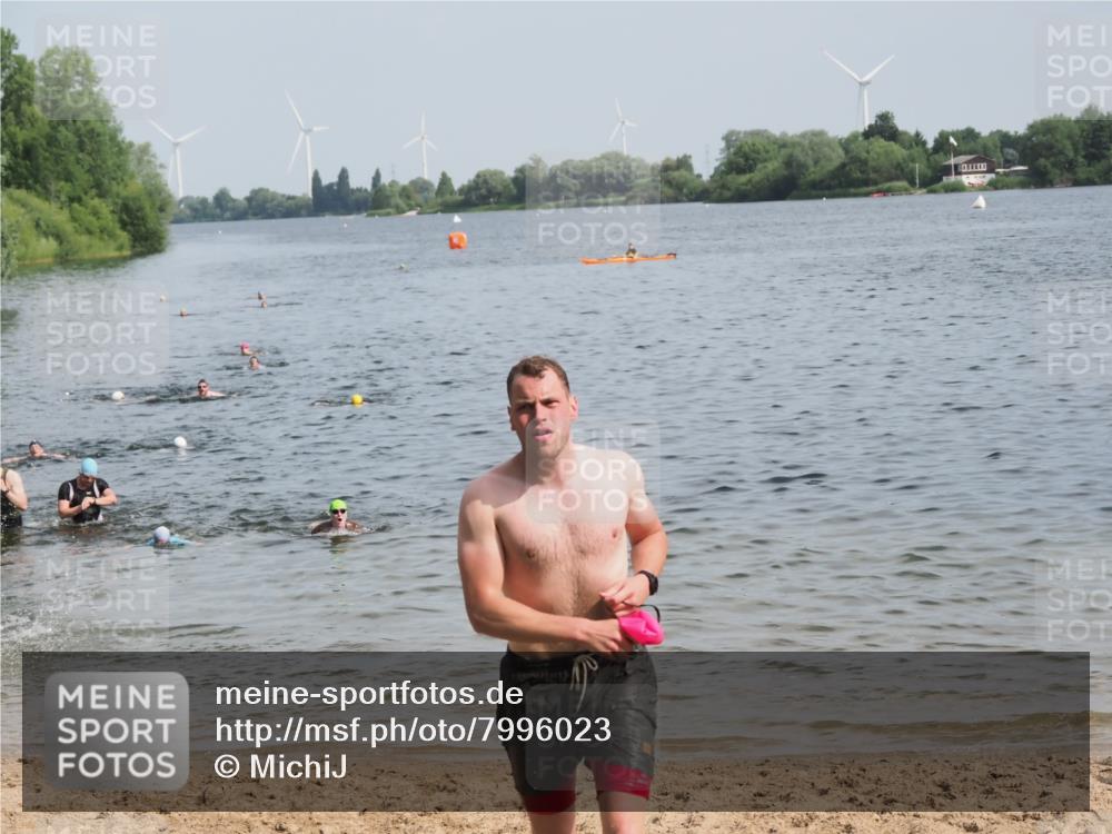 21.06.2025 - 27. Vierlanden-Triathlon MichiJ http://msf.ph/oto/7996023 15.06.2026 09:57:28 Schwimmen 293, 309, 324 meine-sportfotos.de