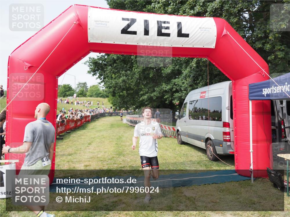 21.06.2025 - 27. Vierlanden-Triathlon MichiJ http://msf.ph/oto/7996024 15.06.2026 11:19:29 Ziel 400, 401 meine-sportfotos.de