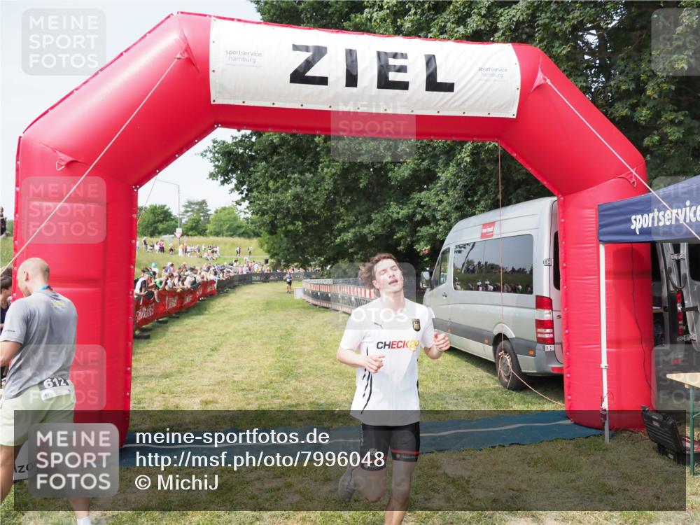 21.06.2025 - 27. Vierlanden-Triathlon MichiJ http://msf.ph/oto/7996048 15.06.2026 11:19:30 Ziel 400, 401 meine-sportfotos.de