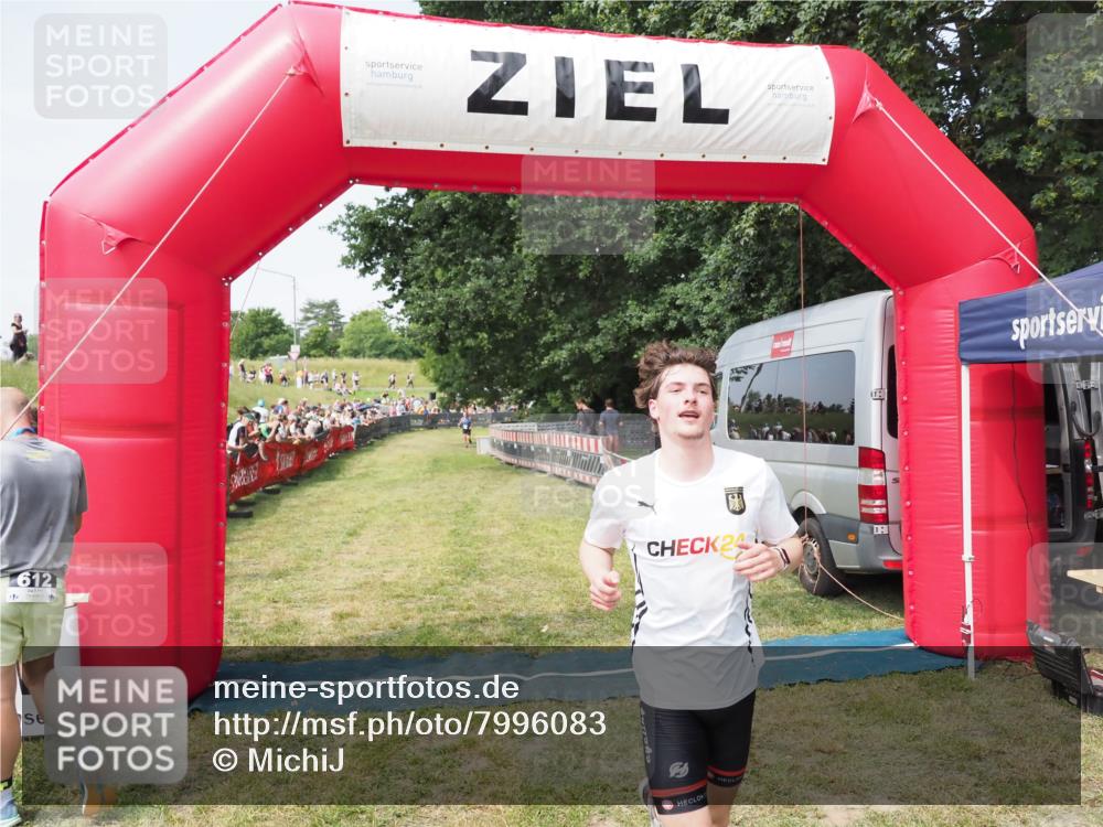 21.06.2025 - 27. Vierlanden-Triathlon MichiJ http://msf.ph/oto/7996083 15.06.2026 11:19:30 Ziel 400, 401 meine-sportfotos.de