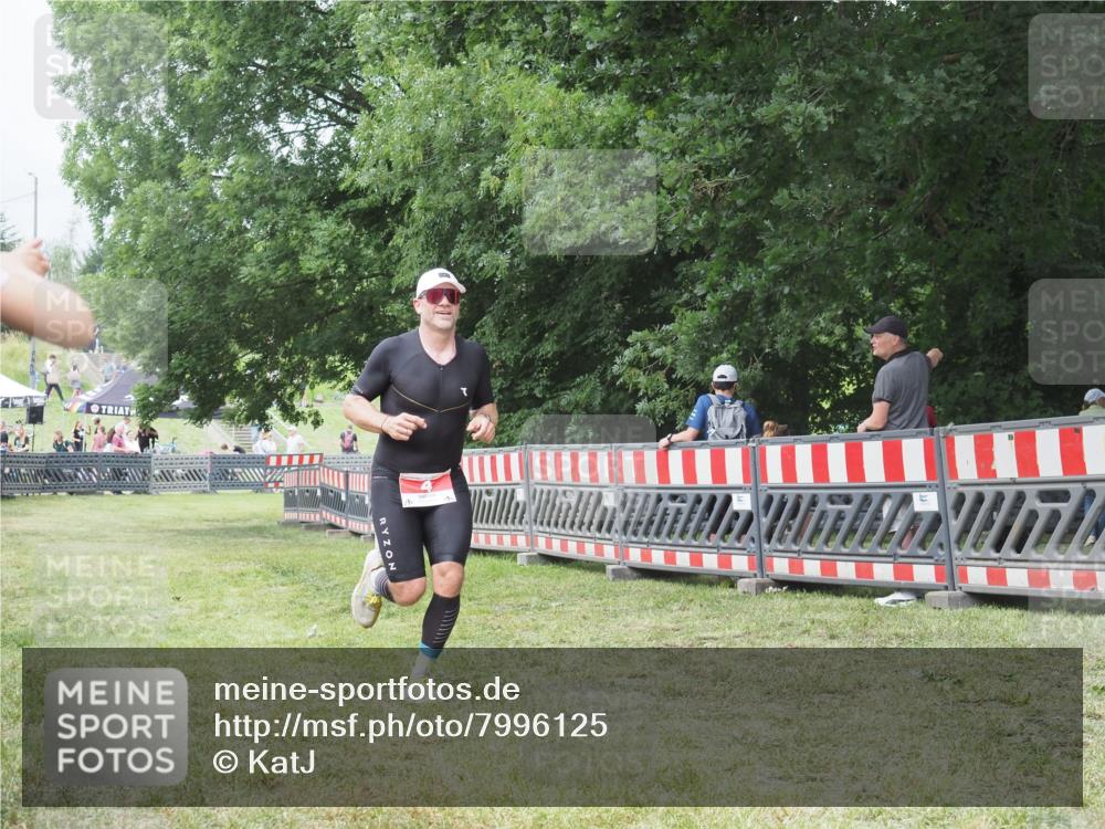 21.06.2025 - 27. Vierlanden-Triathlon KatJ http://msf.ph/oto/7996125 15.06.2025 12:49:02 Ziel 4 meine-sportfotos.de