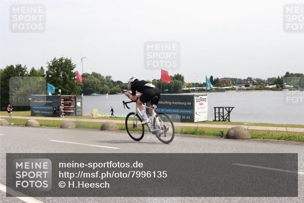 15.06.2025 - 27. Vierlanden-Triathlon H.Heesch http://msf.ph/oto/7996135 15.06.2025 11:29:31 Radfahren 878, 880 meine-sportfotos.de